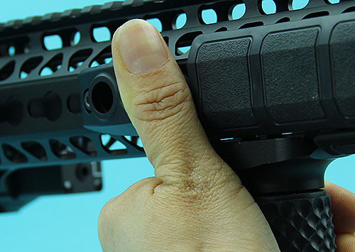 DynamicsHPA - Airsoftový krám, Airsoft zbraně, střelivo, vybavení - Zarážka palce s montáží popruhu na levou stranu Keymod předpažbí - písková